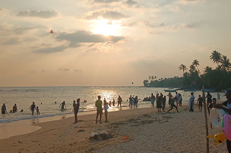 polhena beach en matara