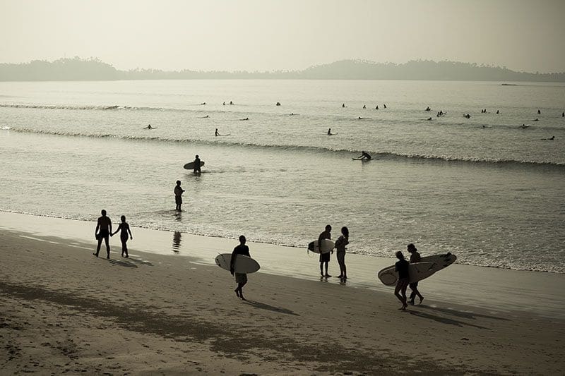weligama beach y surferos