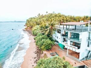 satori beach hostel Mirissa aerea edificio y playa