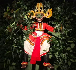 Figura con máscara Raksha y vestimenta tradicional de Sri Lanka