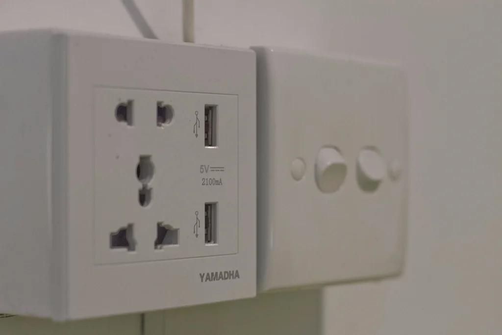 Enchufe Sri Lanka universal con dos puertos USB