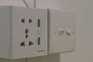Enchufe Sri Lanka universal con dos puertos USB