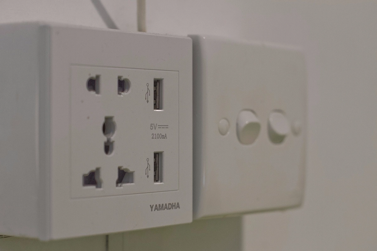 Enchufe Sri Lanka universal con dos puertos USB
