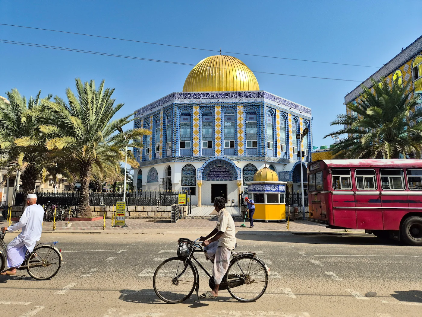 Kattankudy, Sri Lanka, mezquita Al Aqsa Grand Jumma Masjid, calle y vida local
