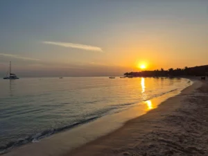panoramica de Pasikuda Beach, oceano y arena al amanecer