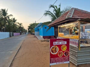 Puesto de comida y paseo marítimo en Kattankudy Beach