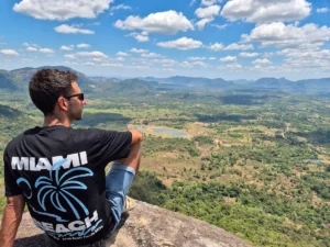 Yo contemplando el paisaje de Gal Oya desde la cima de Monkey Mountain