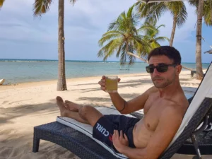 yo en Pasikuda Beach con un coctel